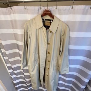 Vintage (2001) Burberry Carr Rain Coat. Size 12 (US).